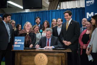 Mayor de Blasio signs Online Voter Registration